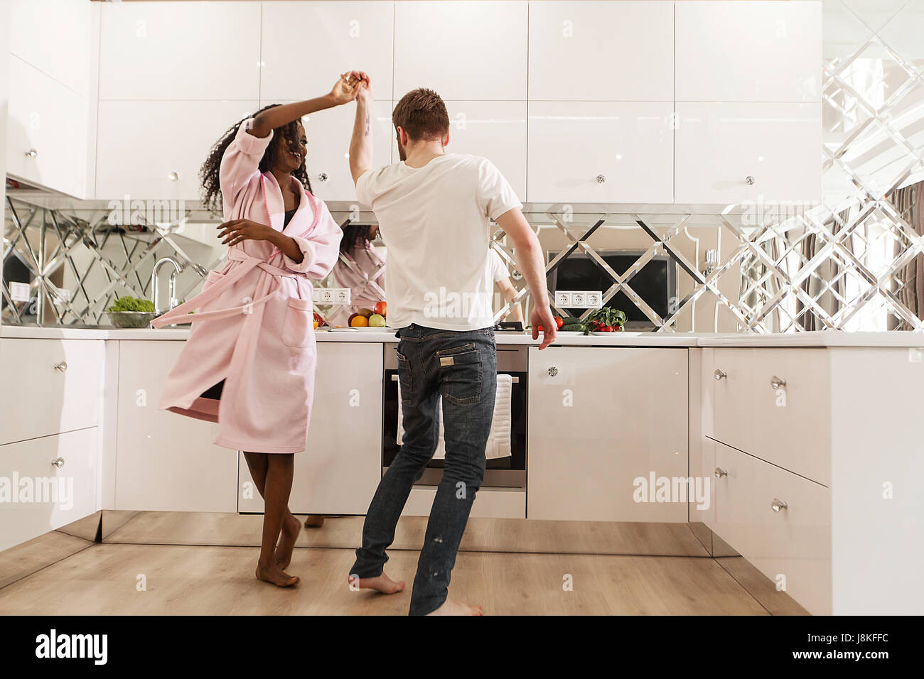 Танцы на кухне фото. Счастливая женщина на кухне. Девушка на кухне. Девушка на кухне. Девушка утром на кухне.