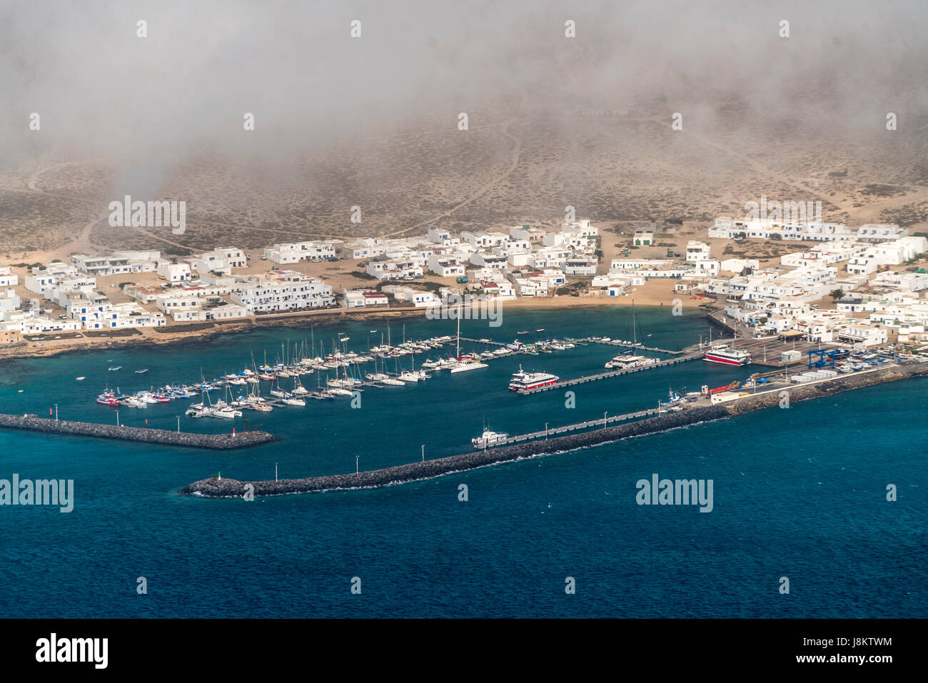 Hafen von Caleta del Sebo auf der Insel La Graciosa, Lanzarote, Kanarische Inseln, Spanien |  Caleta del Sebo harbour on La Graciosa island, Lanzarote Stock Photo