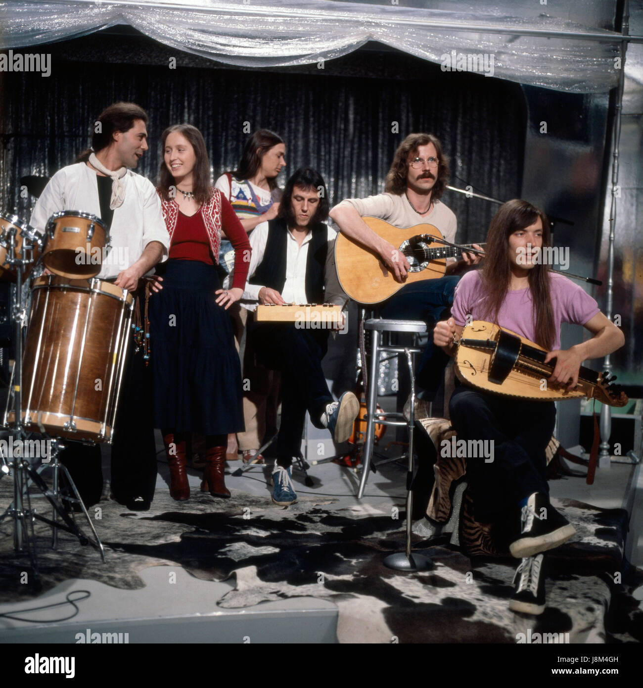 Deutsche Folk Rock Band "Ougenweide" bei einem Auftritt, Deutschland 1970er  Jahre. German folk rock band "Ougenweide" performing, Germany 1970s Stock  Photo - Alamy