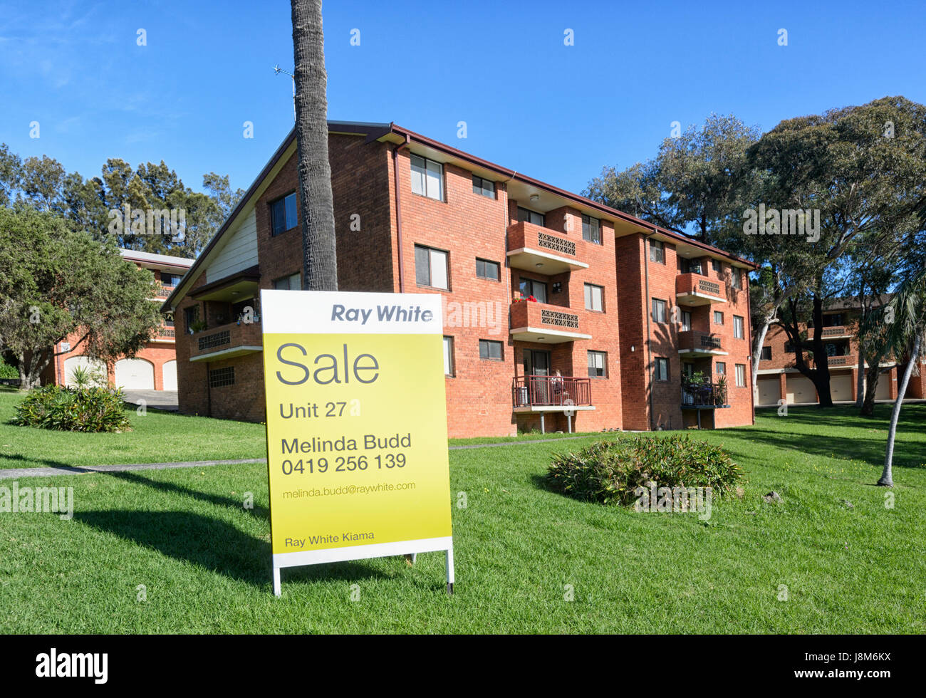 Town Unit for sale by estate agency Ray White, Kiama, Illawarra Coast, New South Wales, NSW, Australia Stock Photo