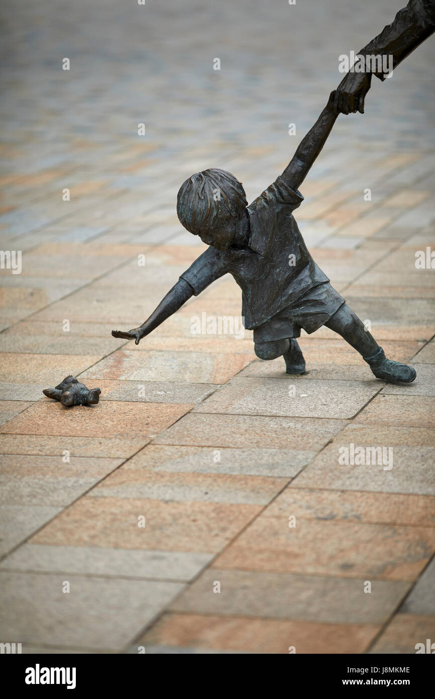 Blackburn’s much-loved ‘Grandmother and Child’ statue at Cathedral Quarter and sculpted by Alan Wilson in bronze. Stock Photo