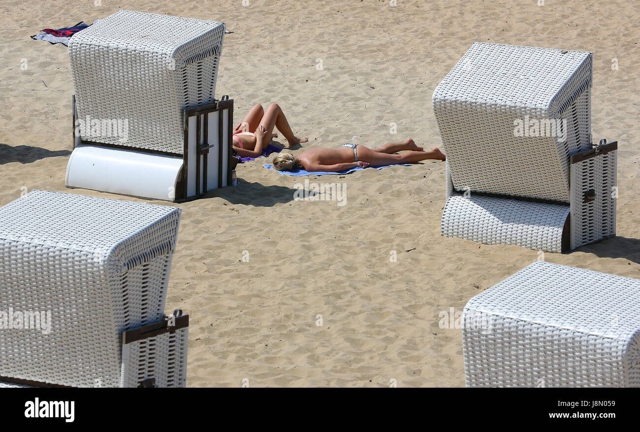 Temperatures Around 31 Degrees Celsius See People Sunbathing