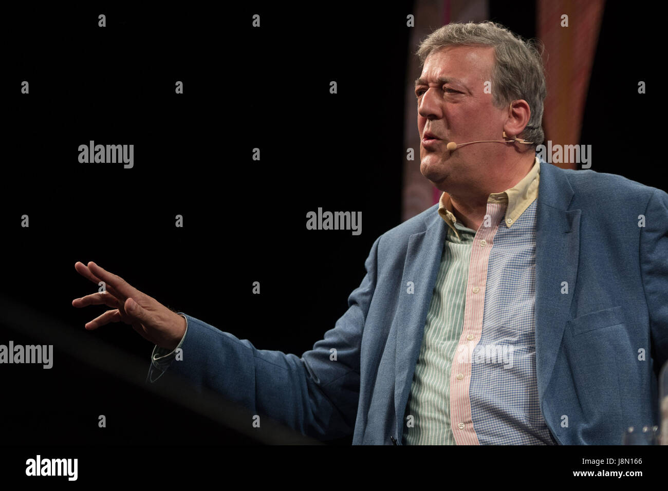 Hay Festival, Wales UK, Monday 29 May 2017 Actor, comedian and author STEPHEN FRY at the 2017 Hay Literature Festival. Now in its 30th year, the festival draws tens of thousand of visitors a day to what was described by former US president Bill Clinton as 'the woodstock of the mind' Photo credit Credit: keith morris/Alamy Live News Stock Photo