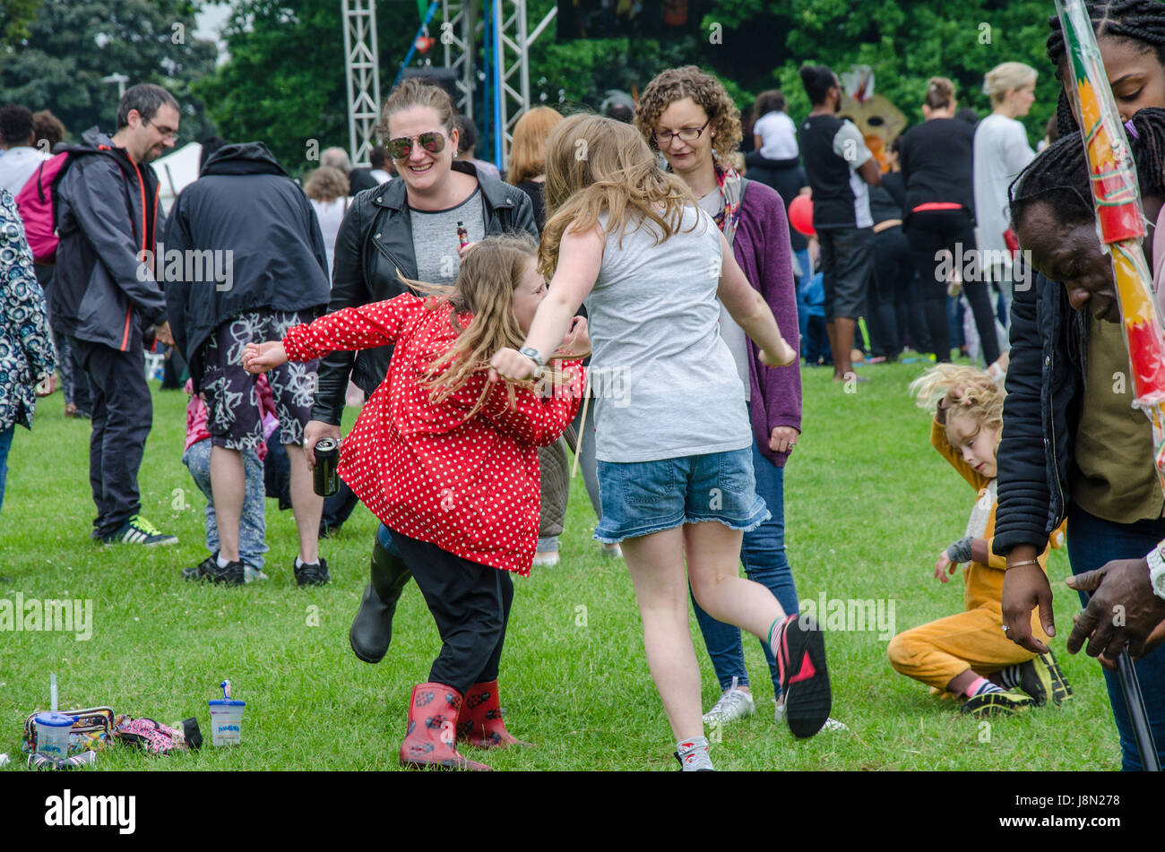 Reading, UK. 29th May, 2017. UK Weather: Reading carnival goes ahead despite light drizzle and grey clouds. Matthew Ashmore/Alamy Live News Stock Photo