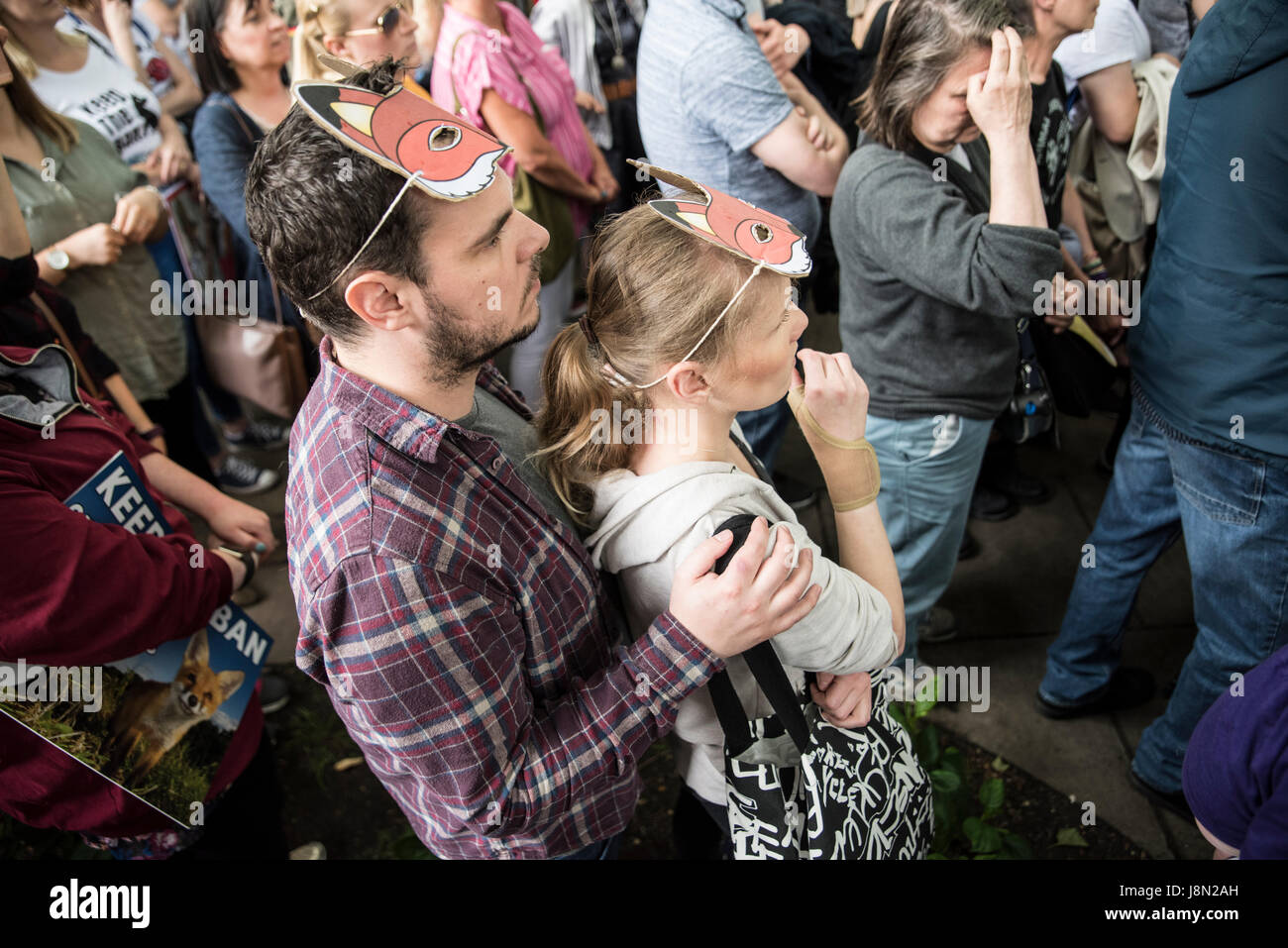 Anti-Fox-Hunting March, 29th May 2017, London - a couple is listening to the speech. Credit: Anja Riedmann/Alamy Live News Stock Photo