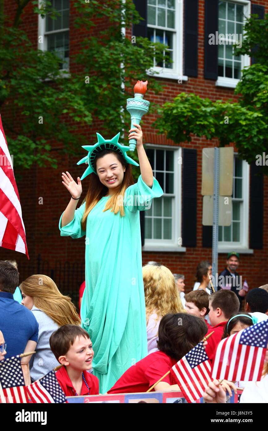 Westminster, Maryland, USA. 29th May, 2017. An Asian American girl dressed as the Statue of Liberty waves to spectators while taking part in parades for Memorial Day, a federal holiday in the United States for remembering those who died while serving in the country's armed forces. Credit: James Brunker/Alamy Live News Stock Photo