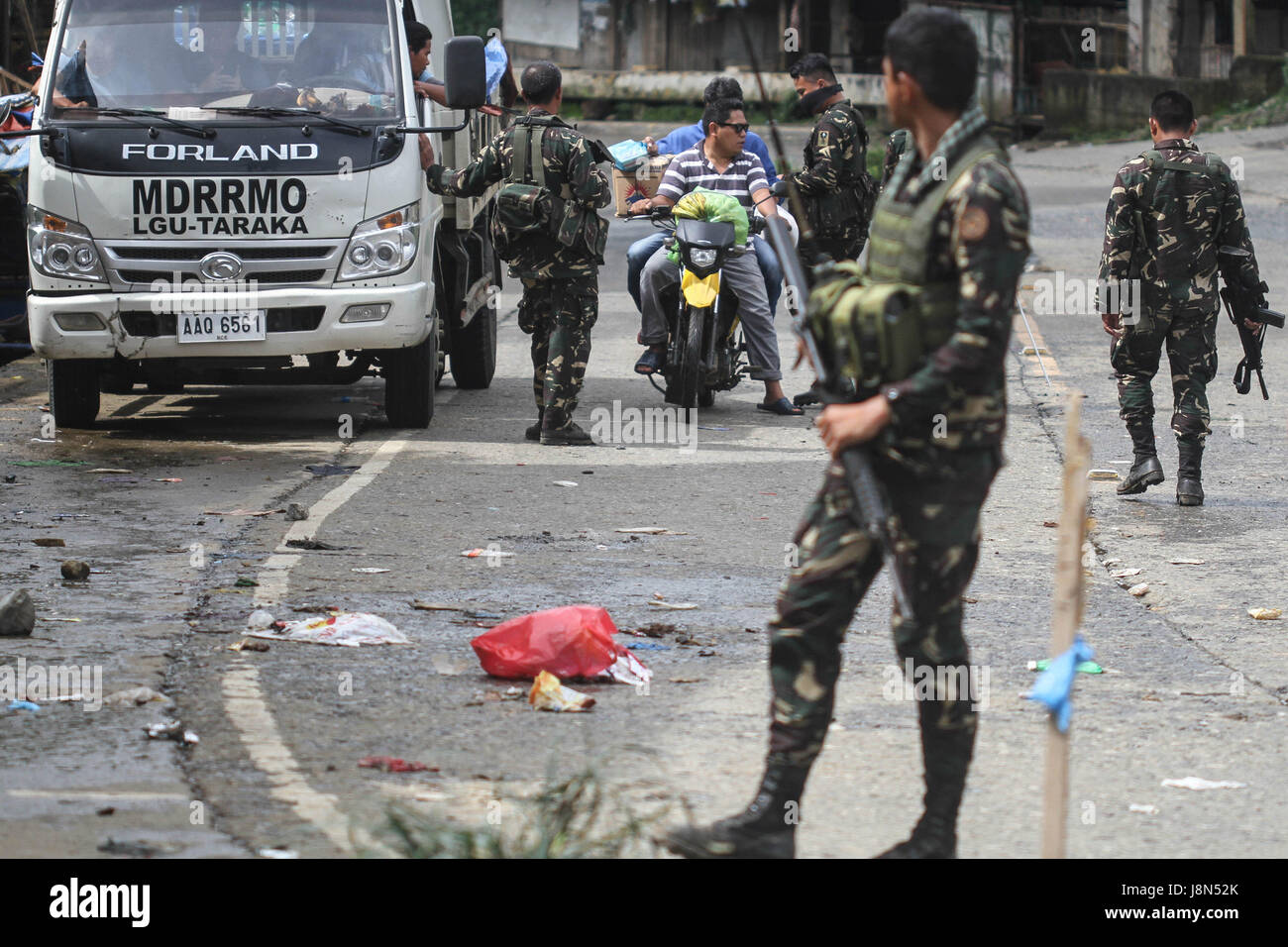 Marawi, Philippines. 29th May, 2017. Government forces inspect motorists at a checkpoint in Marawi city, southern Philippines. Philippine forces control most of the southern city where local rebel group sieged Marawi a week ago. Governemnt forces launched airstrikes armed Maute militants tried to take over the city. Credit: Linus Guardian Escandor Ii/ZUMA Wire/Alamy Live News Stock Photo
