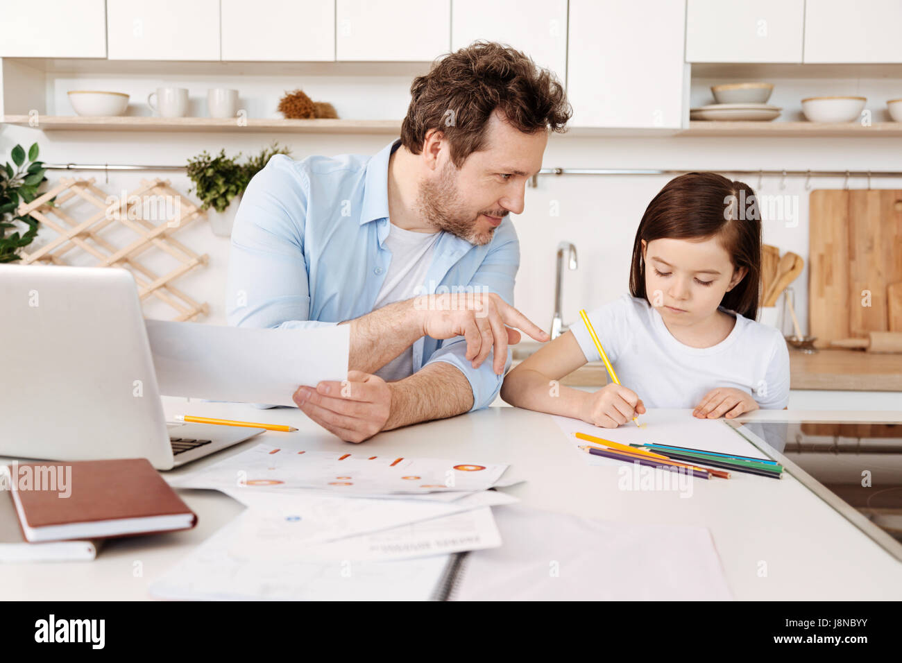 Отец с дочкой учат уроки. Папа учит сына бриться. Дети занимаются с родителями. Папа научит сына. Рассказы папа учит дочку.