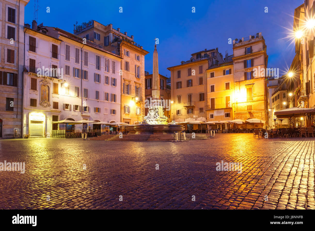 Piazza della Rotonda at night, Rome, Italy Stock Photo