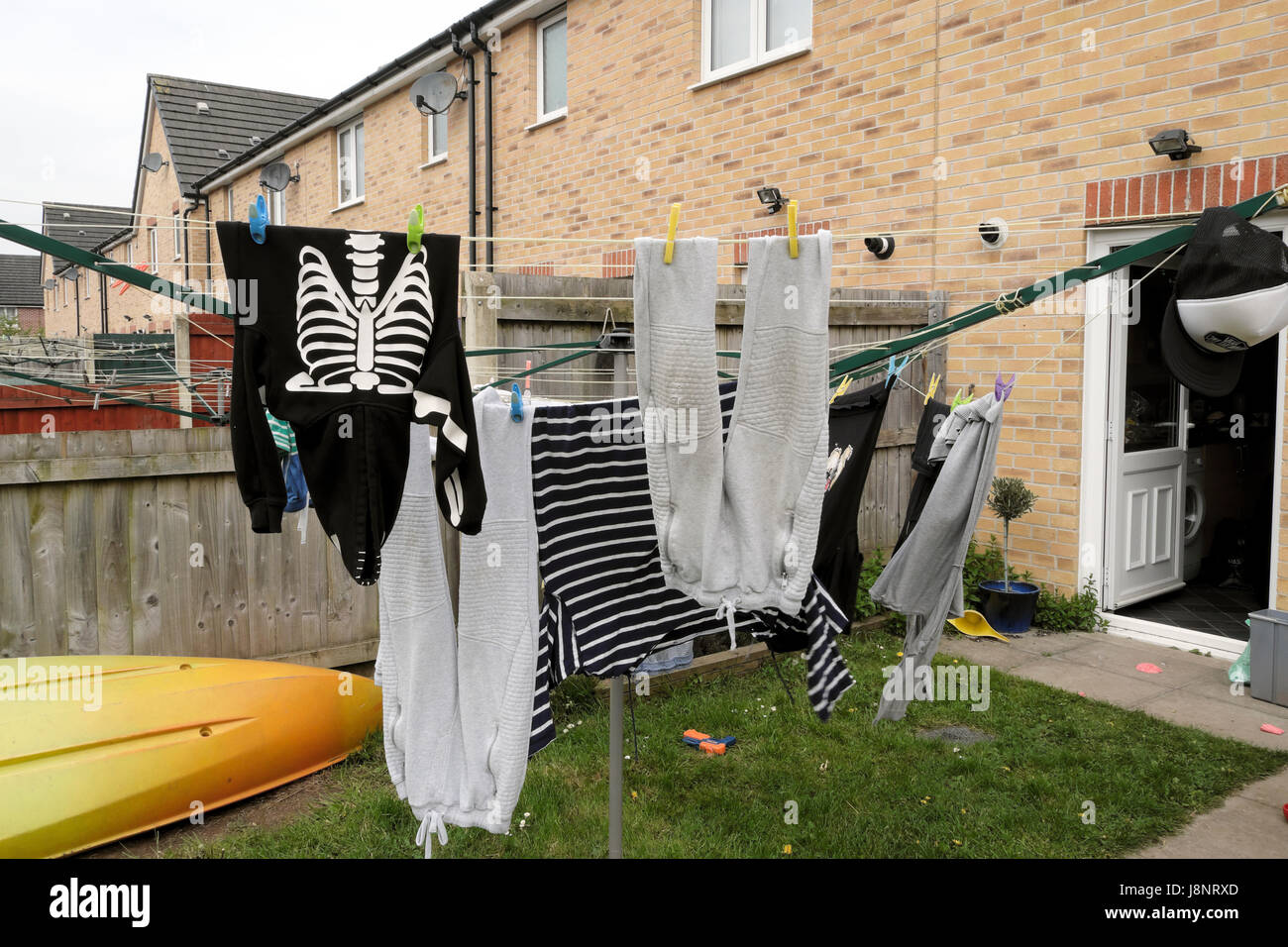 Clothes line backyard hi-res stock photography and images - Alamy