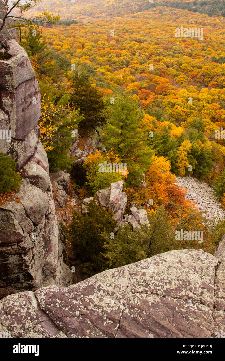Rocky Overlook at Devils Lake State Park in Wisconsin Stock Photo - Alamy