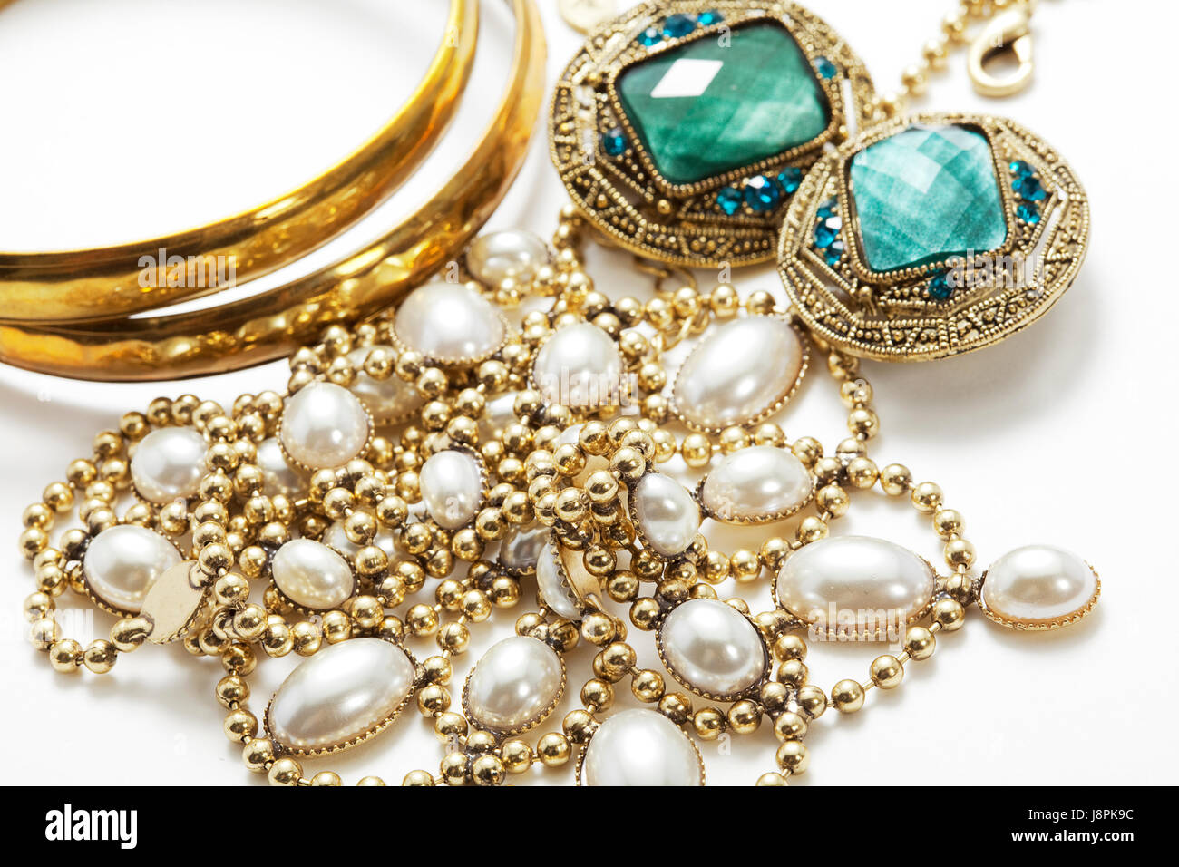 Emerald gold jewellery hi-res stock photography and images - Alamy