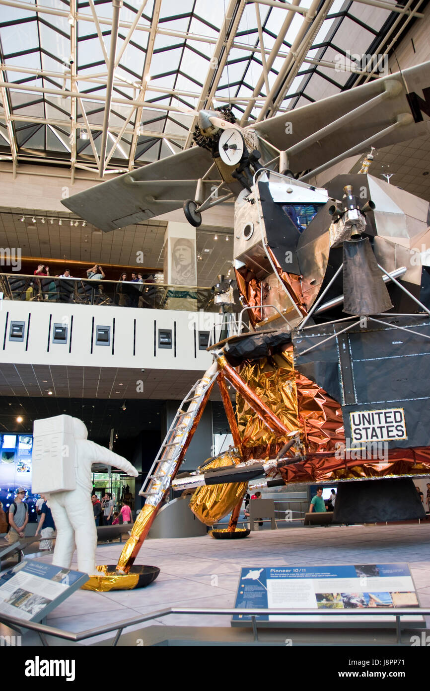 A lunar module, that landed men on the moon in the Apollo program, with the Spirit of St. Louis above, at the Nat. Air & Space Museum, Washington, DC. Stock Photo