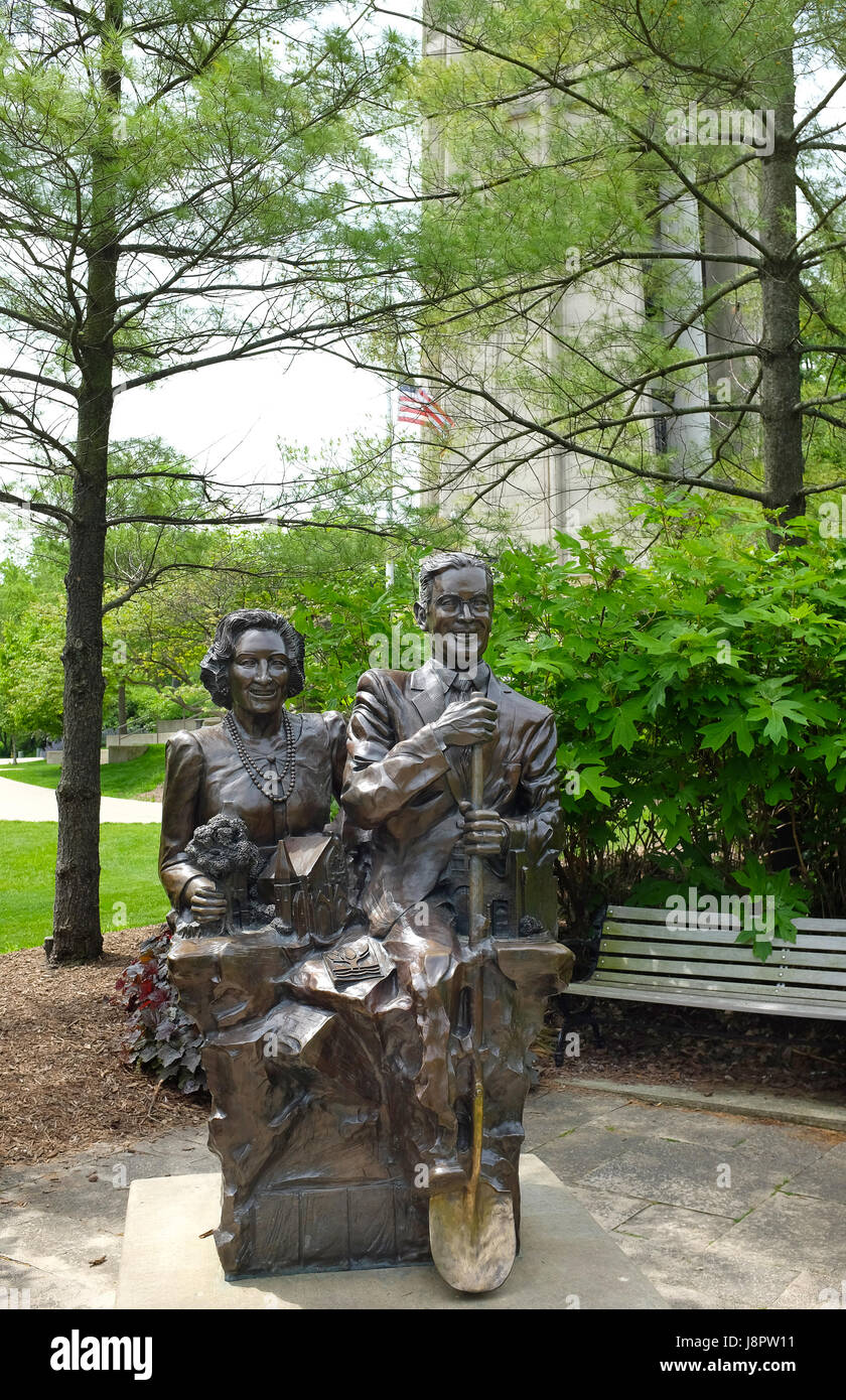 NAPERVILLE, ILLINOIS - MAY 26, 2017: Mr and Mrs Naperville Statue. The tribute to Margaret and Harold Moser is in the citys Riverwalk. Moser Tower and Stock Photo