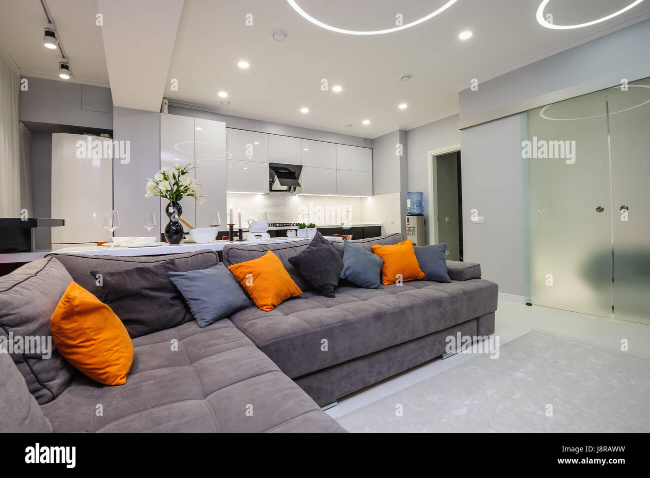 Modern white living room and kitchen Stock Photo - Alamy
