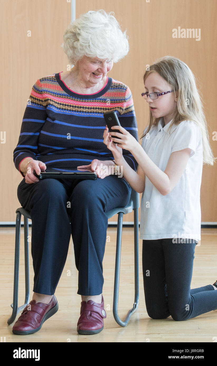 Picture: Moira Stephen 82 shown how to use a phone by Robyn Comrie Primary 6 pupils at Juniper Green Primary School Stock Photo