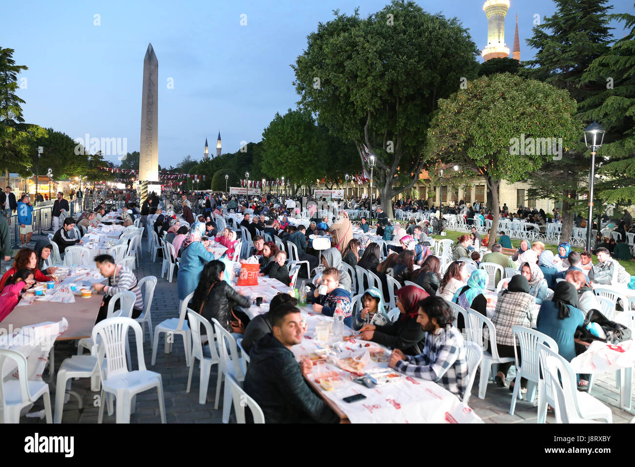 Праздники в стамбуле. Рамадан Стамбул. Рамадан в Турции. Стамбул фото города месяц Рамазан.