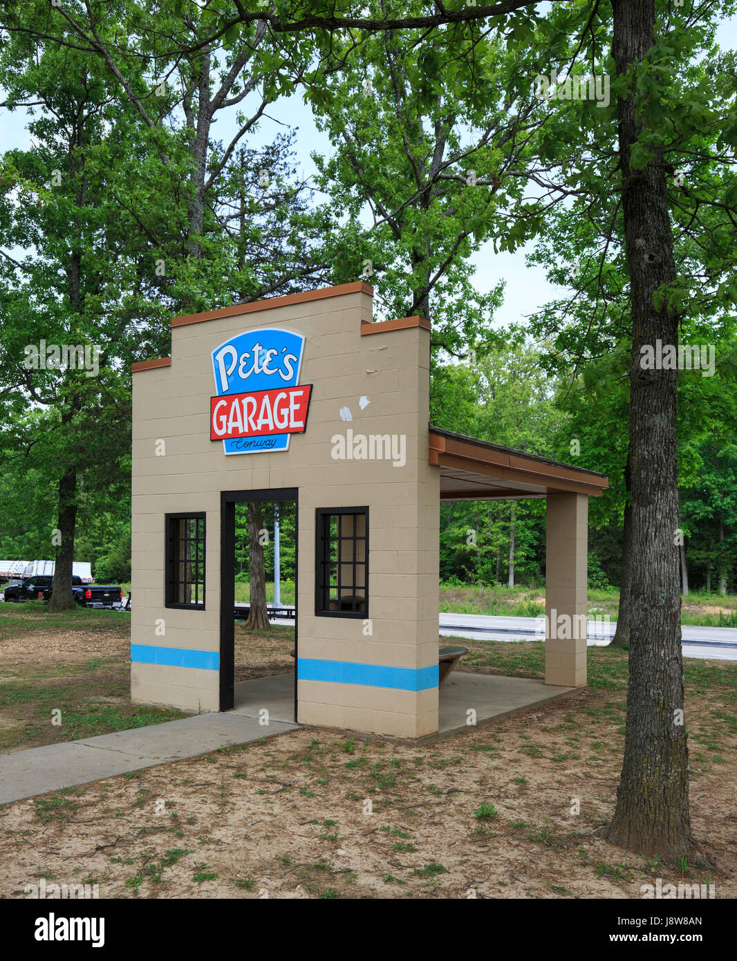 Picnic bench shelter in the shape of a structure you might see along Route 66 in Missouri Stock Photo