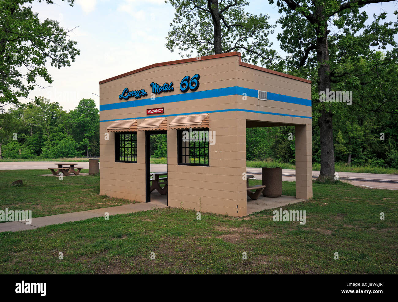 Picnic bench shelter in the shape of a market you might see along Route 66 in Missouri Stock Photo