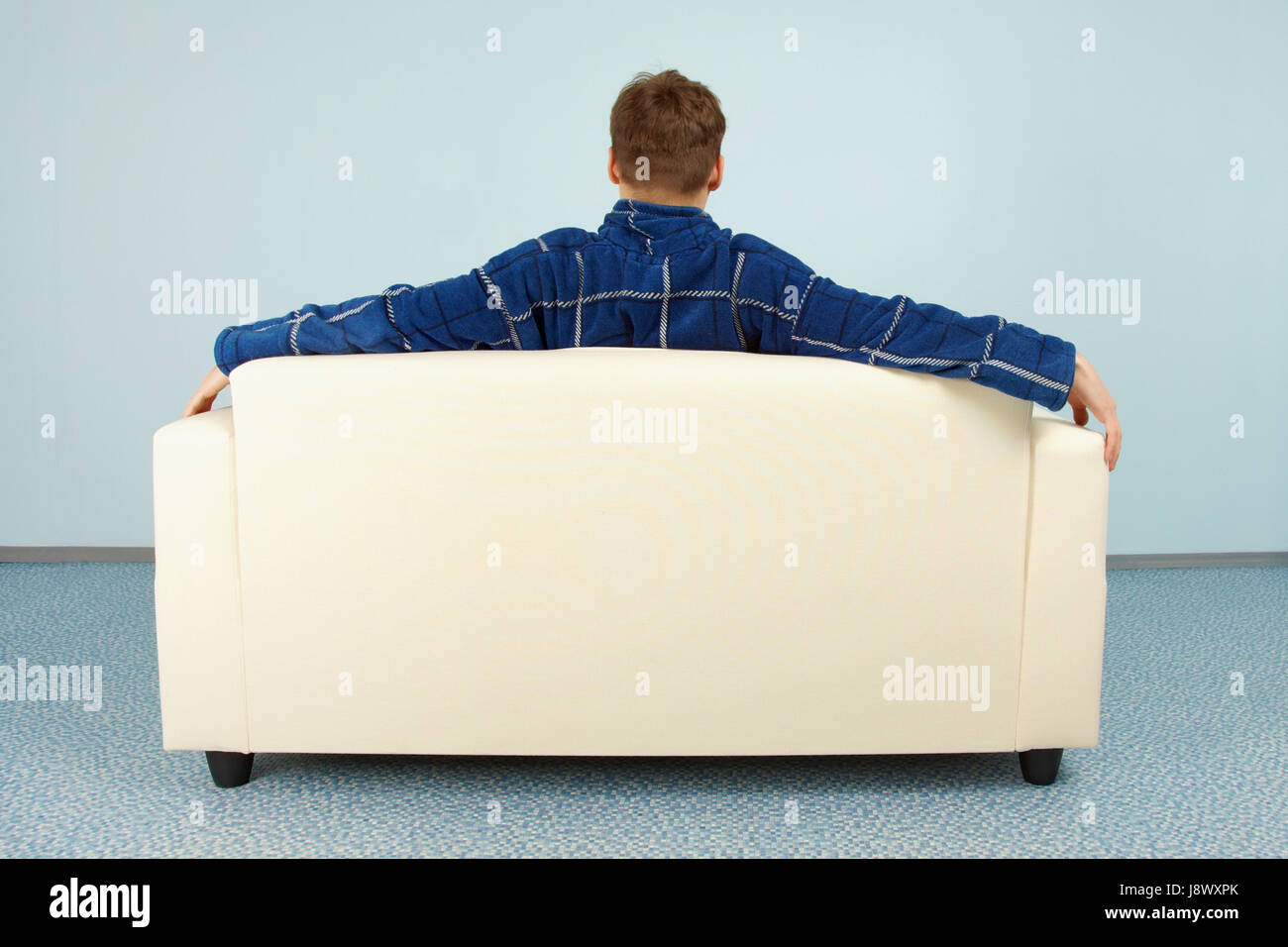 Диван со спины. Диван сзади. Сидит на диване спиной. Диван сзади. Диван вид сзади.