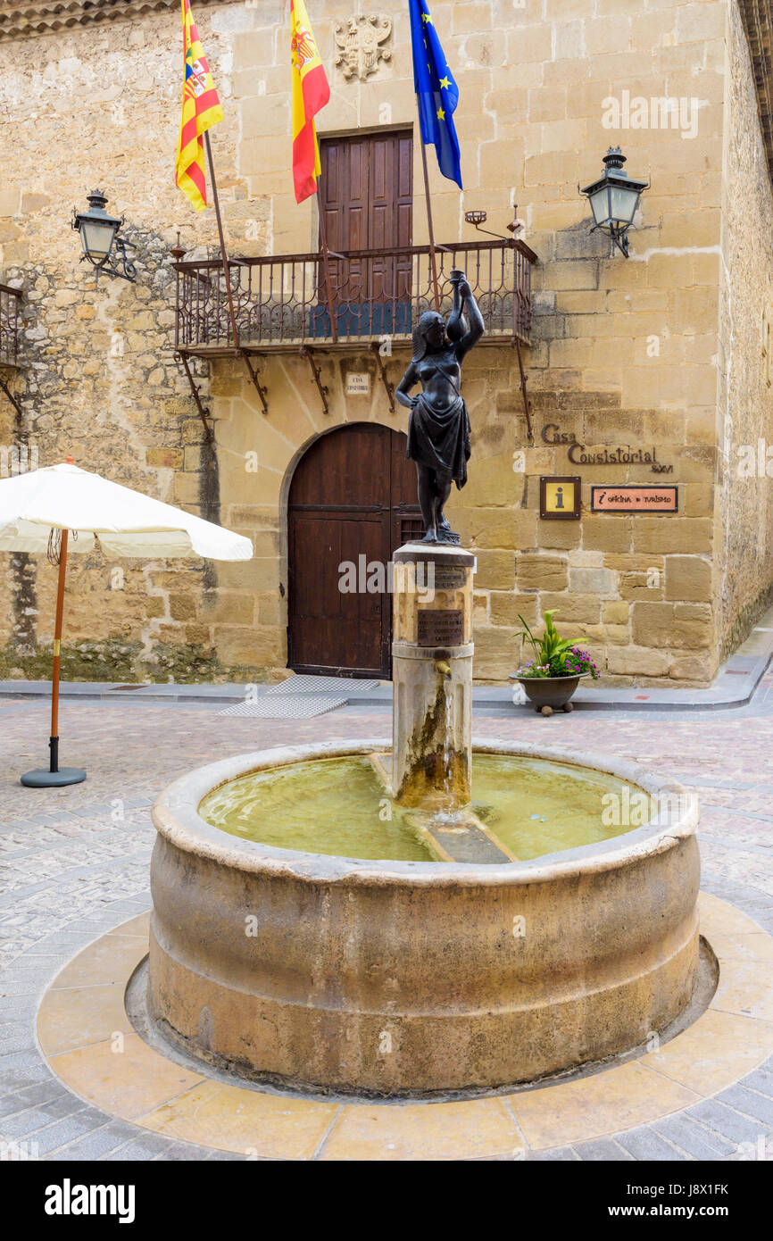 Casa Consistorial Town Hall and tourist office overlooking an old fountain in Plaza Hispano América, Rubielos de Mora, Teruel, Aragon, Spain Stock Photo
