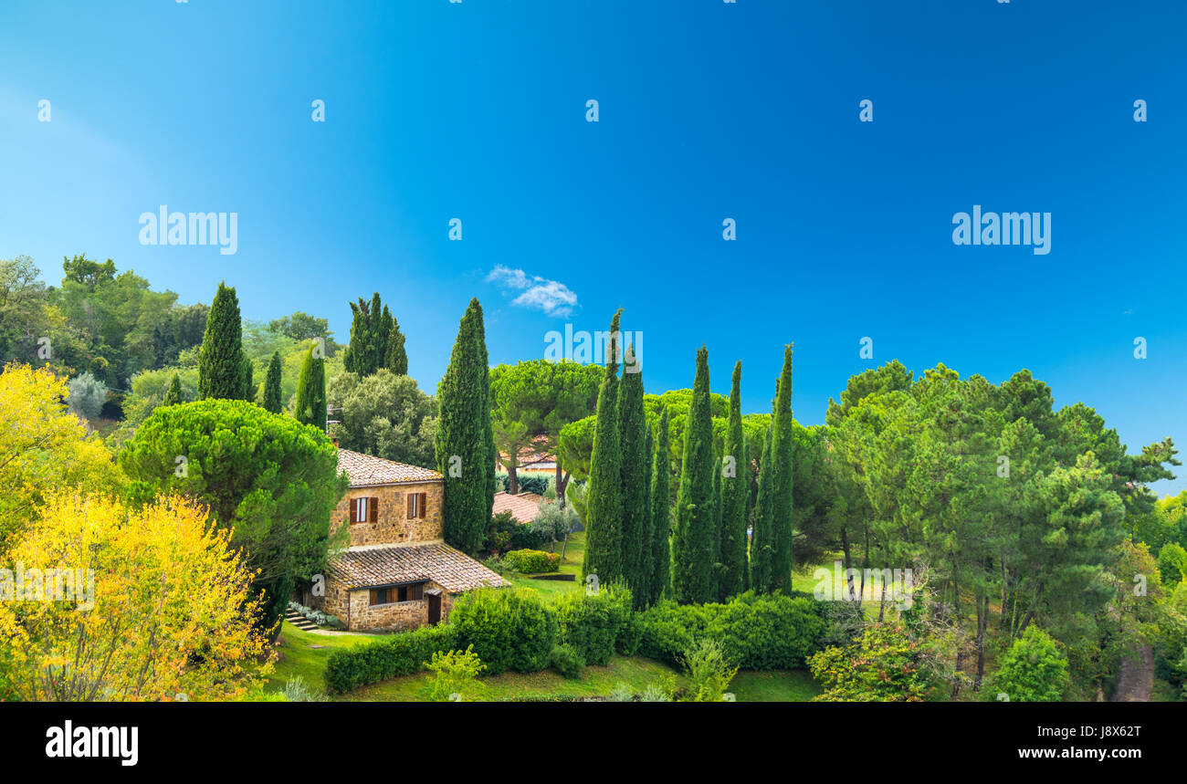 Farmhouse on a green hill in Tuscany, Italy Stock Photo - Alamy