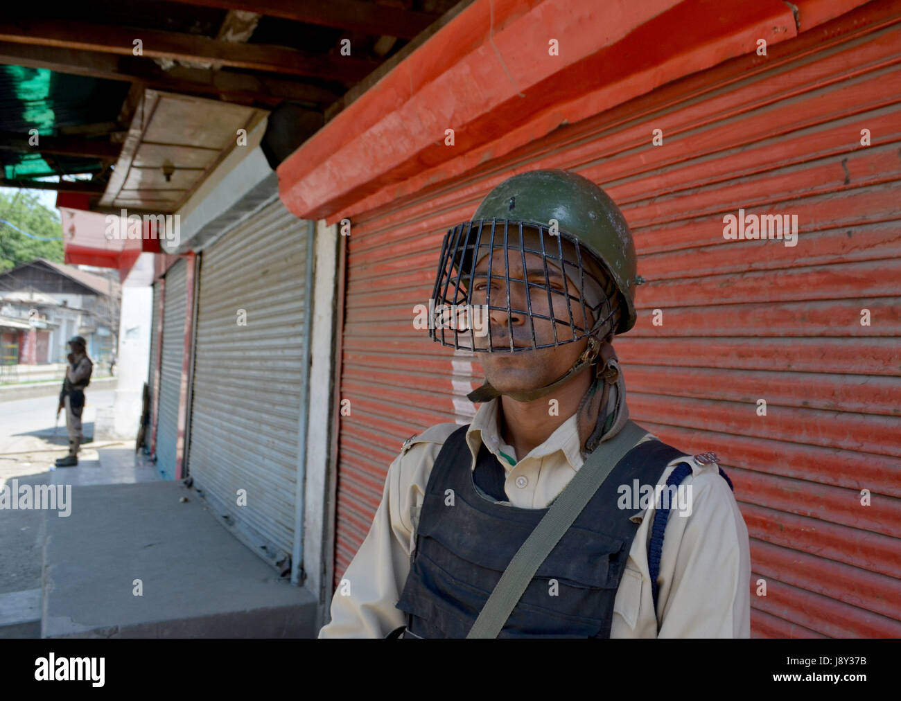 Srinagar, India. 30th May, 2017. An Indian paramilitary personnel qkeeps vigil on a deserted street during curfew in Kashmir. Curfew has been put in plcae in Kashmir on third day to counter the protests against the killing of Kashmiri Rebel Sabzar in an encounter with Indian Forces in Tral area of Kashmir on Saturday. Credit: Muzamil Mattoo/Pacific Press/Alamy Live News Stock Photo