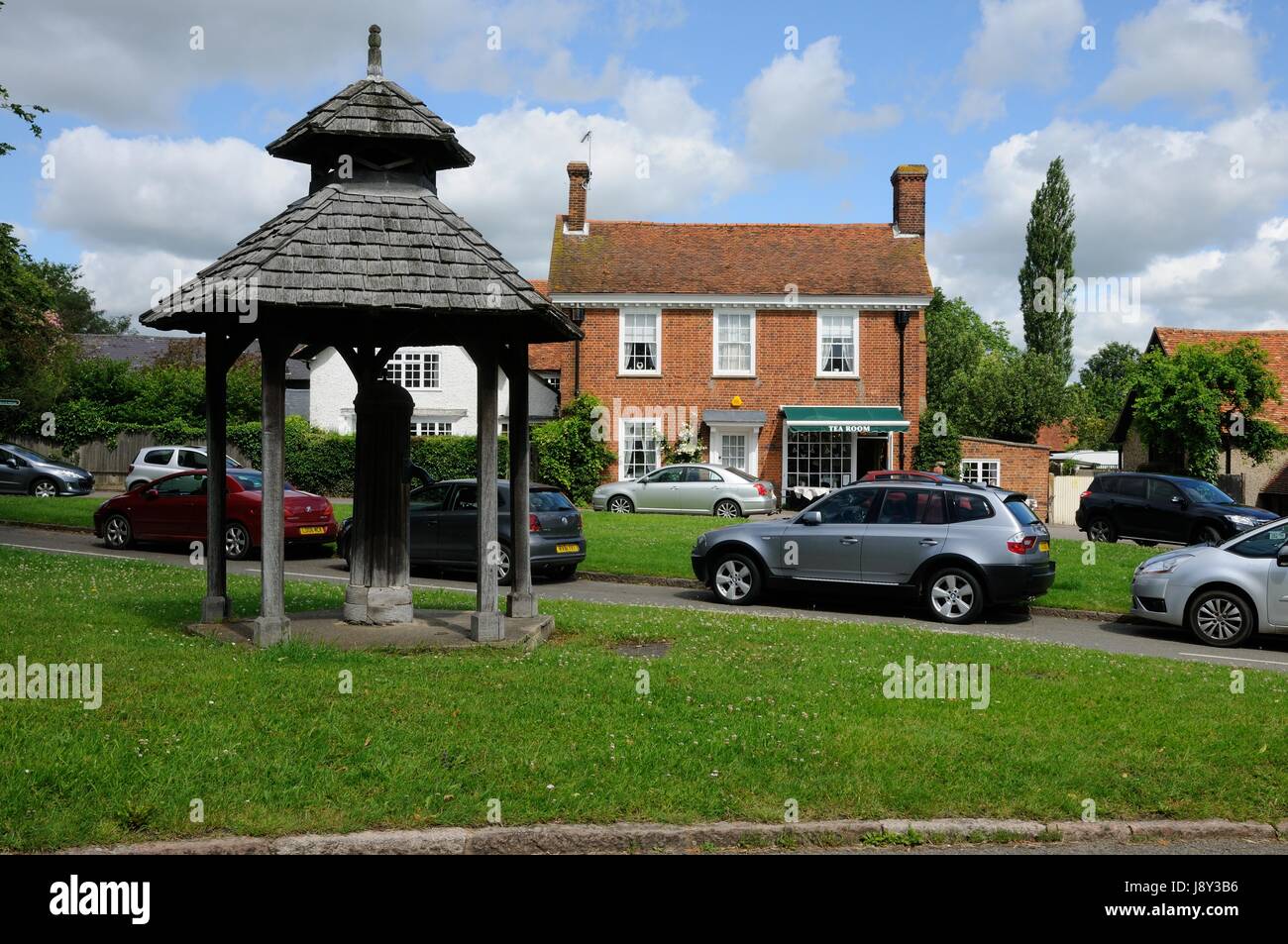 Pump & Shelter and Tea Room,Westmill, Hertfordshire. Westmill Tea Room  provides breakfasts, lunches and delicious afternoon teas to local residents,  Stock Photo