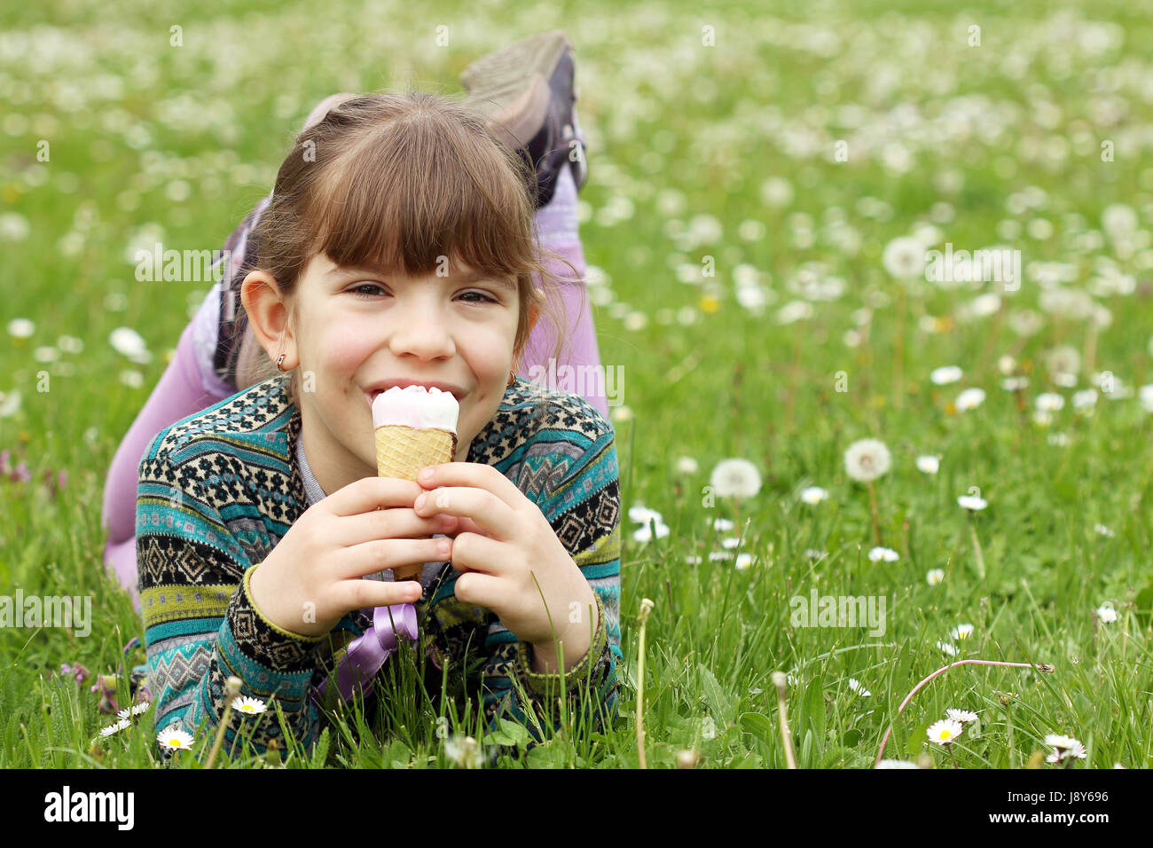 ребенок ест эклер. девочка ест булку. эклеры для детей. девочка ест мороженое стрелковая. ближайший есть девочка.