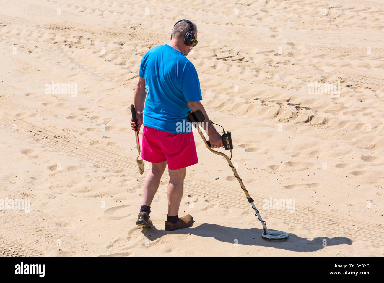 Beach combing metal detector hires stock photography and images Alamy