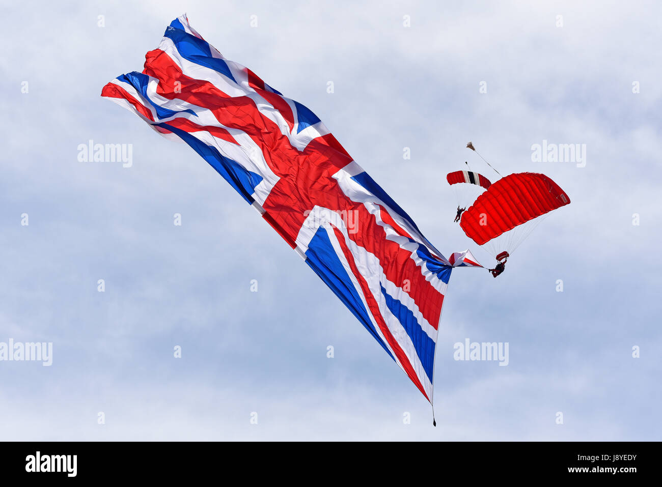 The Red Devils parachute team with the largest flag used by any team, here using the 5000 sq ft union flag Stock Photo