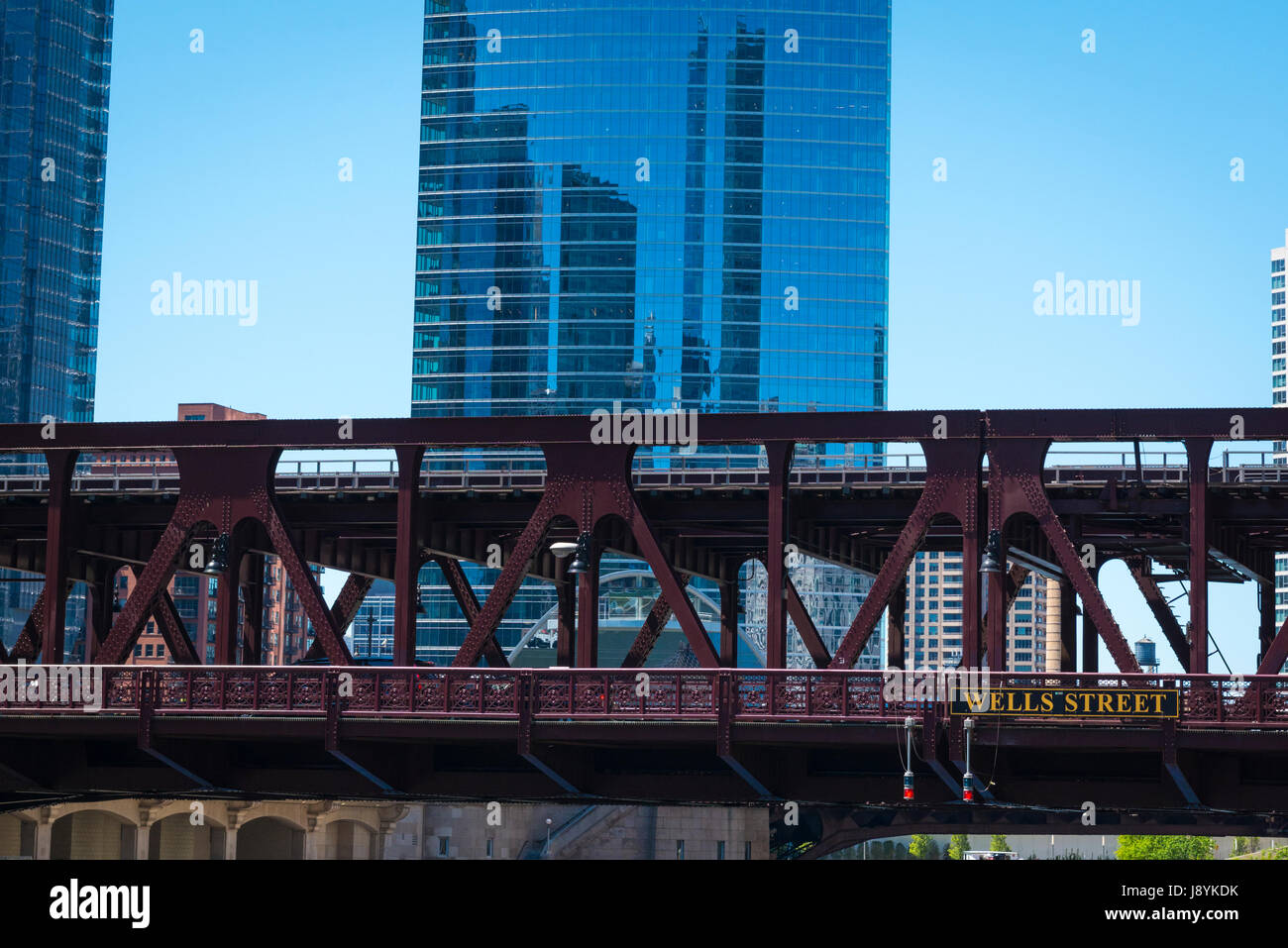 §View Chicago River Illinois Wells Street Bridge 200 North Riverside Plaza skyscrapers reflection reflective glass mirror modern contemporary blue sky Stock Photo