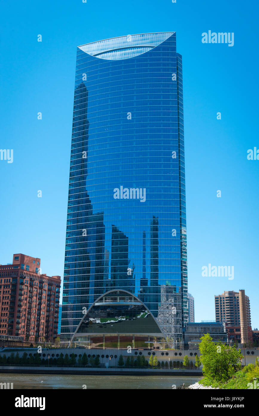 View Chicago River Illinois 200 North Riverside Plaza skyscrapers reflection reflective glass mirror modern contemporary blue sky abstract pattern Stock Photo