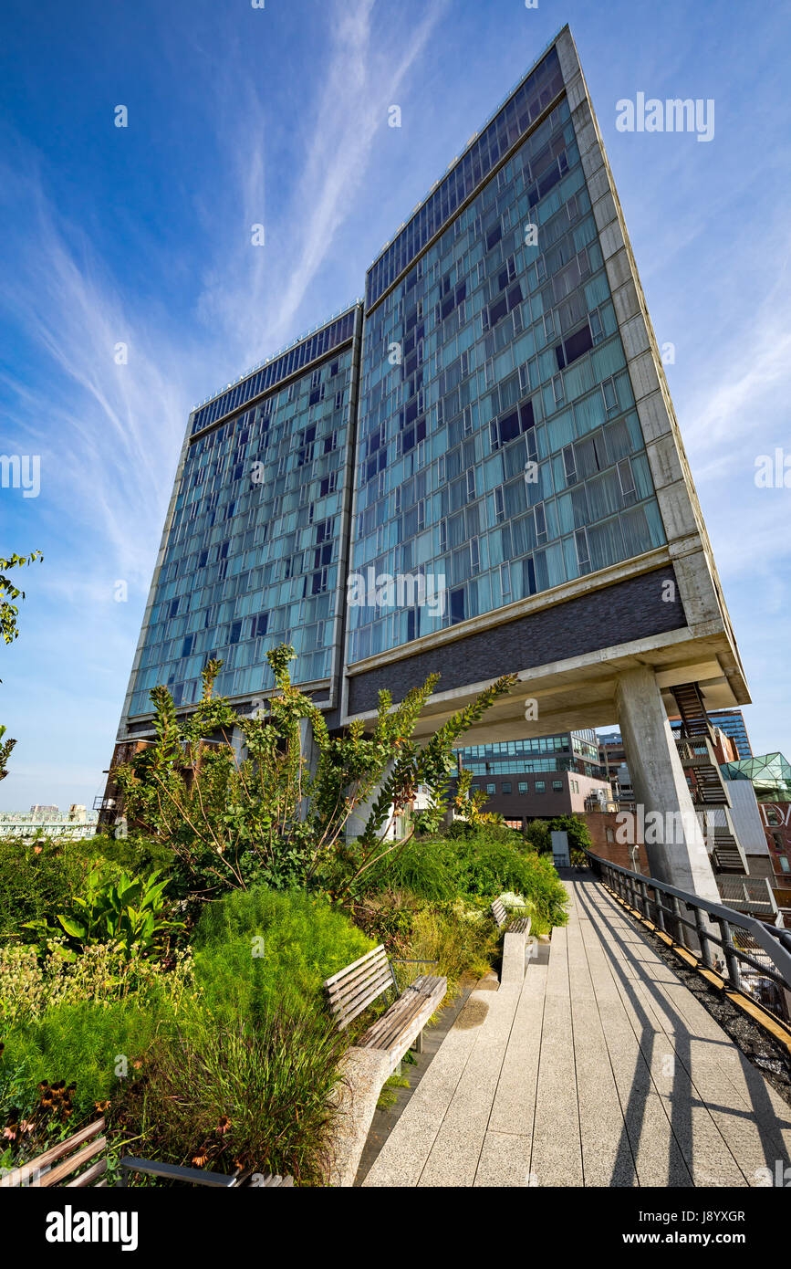 The Highline in Summer with the Standard High Line Hotel. Greenwich Village, New York City Stock Photo