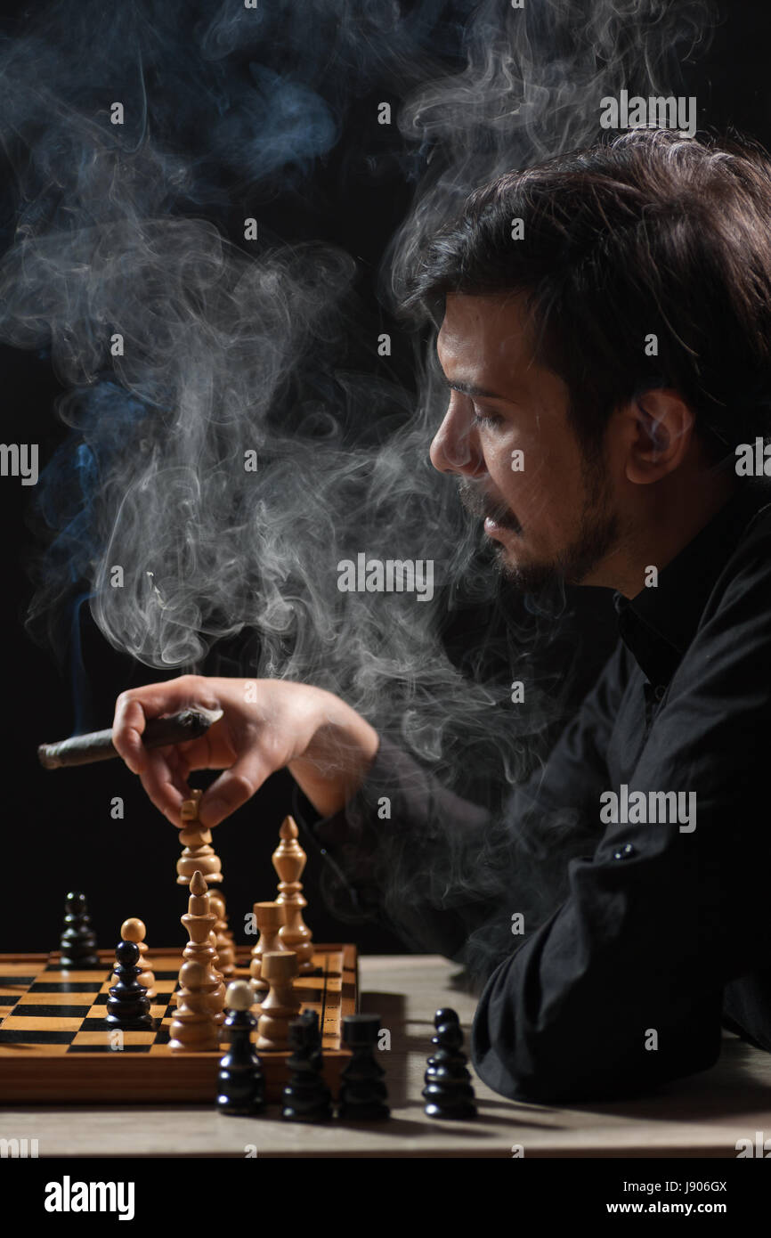 People playing chess park hi-res stock photography and images - Page 3 -  Alamy