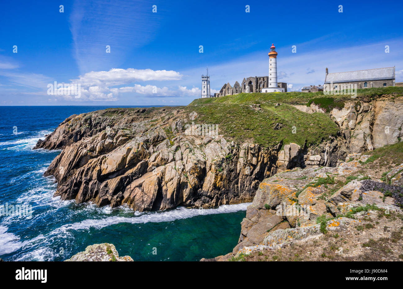 France, Brittany, Finistére department, Pointe Sant-Mathieu, view of the sémaphore signal station, the ruins of Saint Maur monastery and Saint-Mathieu Stock Photo