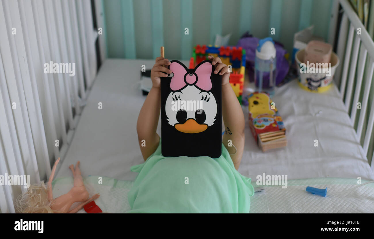 Tianjin, China. 31st May, 2017. Kou Yating, a 3-year-old child with leukemia, hopes to have a talking pen as her gift of the International Children's Day, at Tianjin No. 2 Children's Hospital in Tianjin, north China, May 31, 2017. Credit: Bai Yu/Xinhua/Alamy Live News Stock Photo