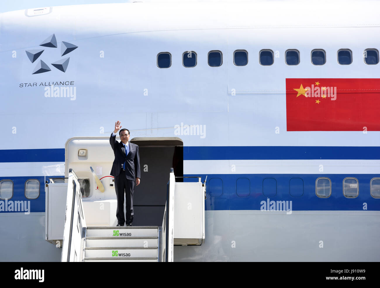 Berlin, Germany. 31st May, 2017. Chinese Premier Li Keqiang arrives in Berlin, Germany, May 31, 2017. Li is in Berlin to attend an annual meeting between the Chinese premier and German chancellor, a mechanism that has been in place since 2004. Credit: Rao Aimin/Xinhua/Alamy Live News Stock Photo