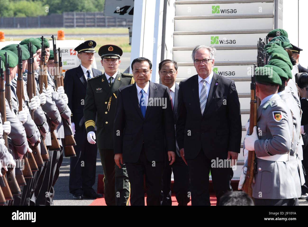 Berlin, Germany. 31st May, 2017. Chinese Premier Li Keqiang (L, front) arrives in Berlin, Germany, May 31, 2017. Li is in Berlin to attend an annual meeting between the Chinese premier and German chancellor, a mechanism that has been in place since 2004. Credit: Rao Aimin/Xinhua/Alamy Live News Stock Photo