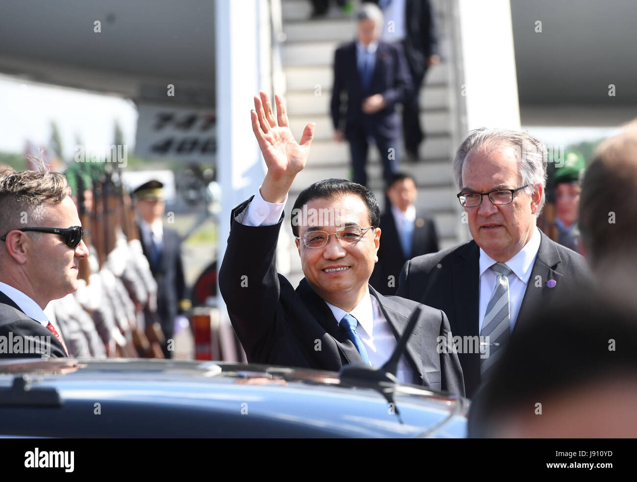 Berlin, Germany. 31st May, 2017. Chinese Premier Li Keqiang arrives in Berlin, Germany, May 31, 2017. Li is in Berlin to attend an annual meeting between the Chinese premier and German chancellor, a mechanism that has been in place since 2004. Credit: Zhang Duo/Xinhua/Alamy Live News Stock Photo