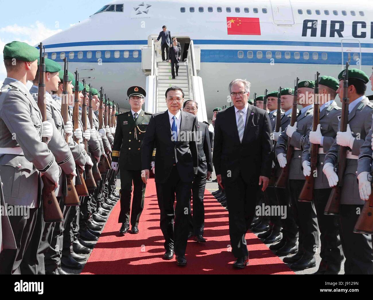 Berlin, Germany. 31st May, 2017. Chinese Premier Li Keqiang arrives in Berlin, Germany, May 31, 2017. Li is in Berlin to attend an annual meeting between the Chinese premier and German chancellor, a mechanism that has been in place since 2004. Credit: Liu Weibing/Xinhua/Alamy Live News Stock Photo