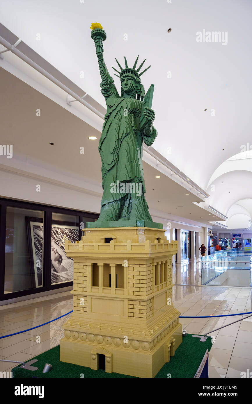 Glendale Galleria, MAY 28: The Lego Americana roadshow (Statue of Liberty)  on MAY 28, 2017 at Glendale Galleria, Los Angeles, California, U.S.A Stock  Photo - Alamy