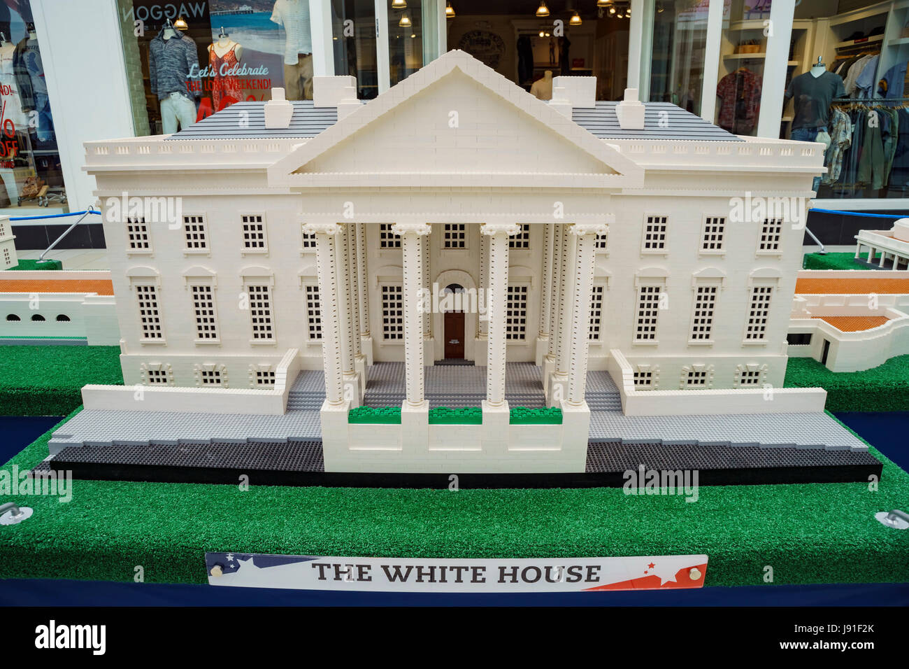 LEGO Â® Architecture White House with White House Gift Shop, Est. 1946 Gold  Seal on Box