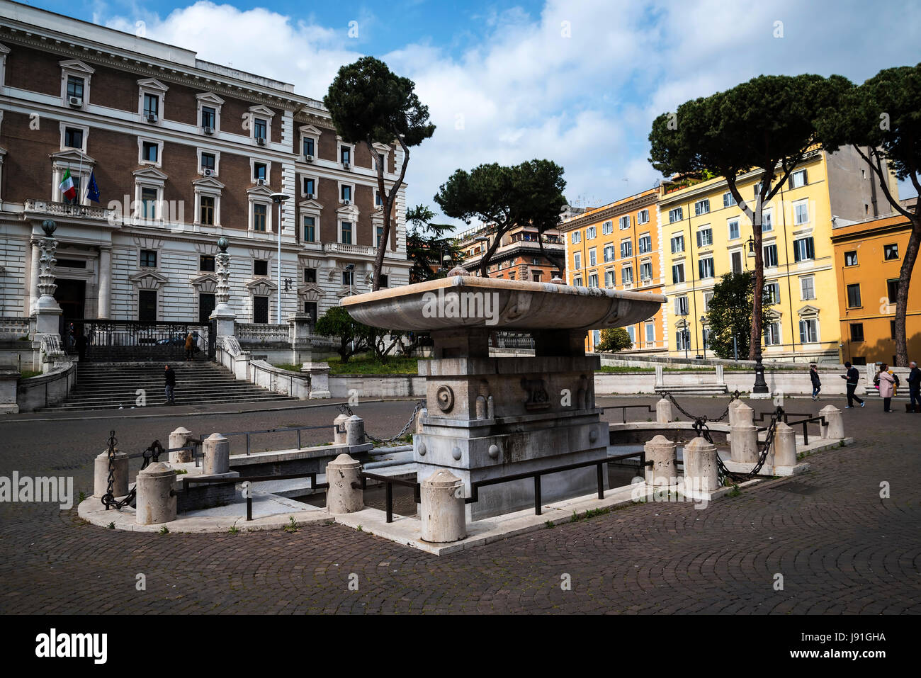 Palazzo Viminale is the headquarters of the Italian Ministry of the  Interior in Rome Stock Photo - Alamy