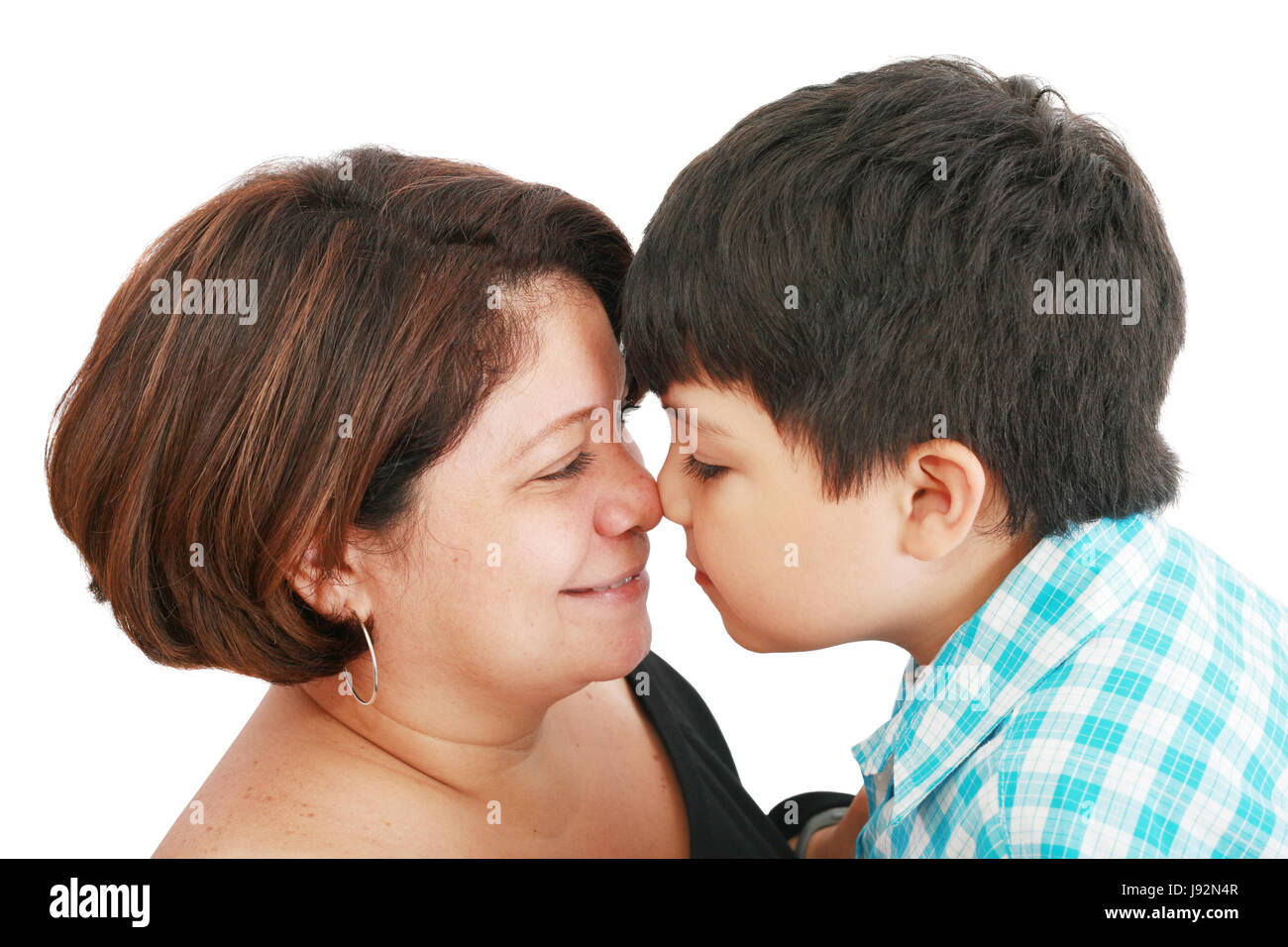 Мама учит сына целоваться. Поцелуй матери и подростка. Поцелуй матери и сына. Мама и несовершеннолетний сын поцелуй. Поцелуй матери и сына подростка.