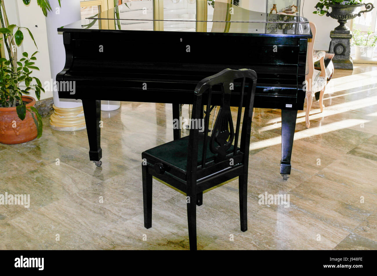 Black grand piano icon hi-res stock photography and images - Alamy