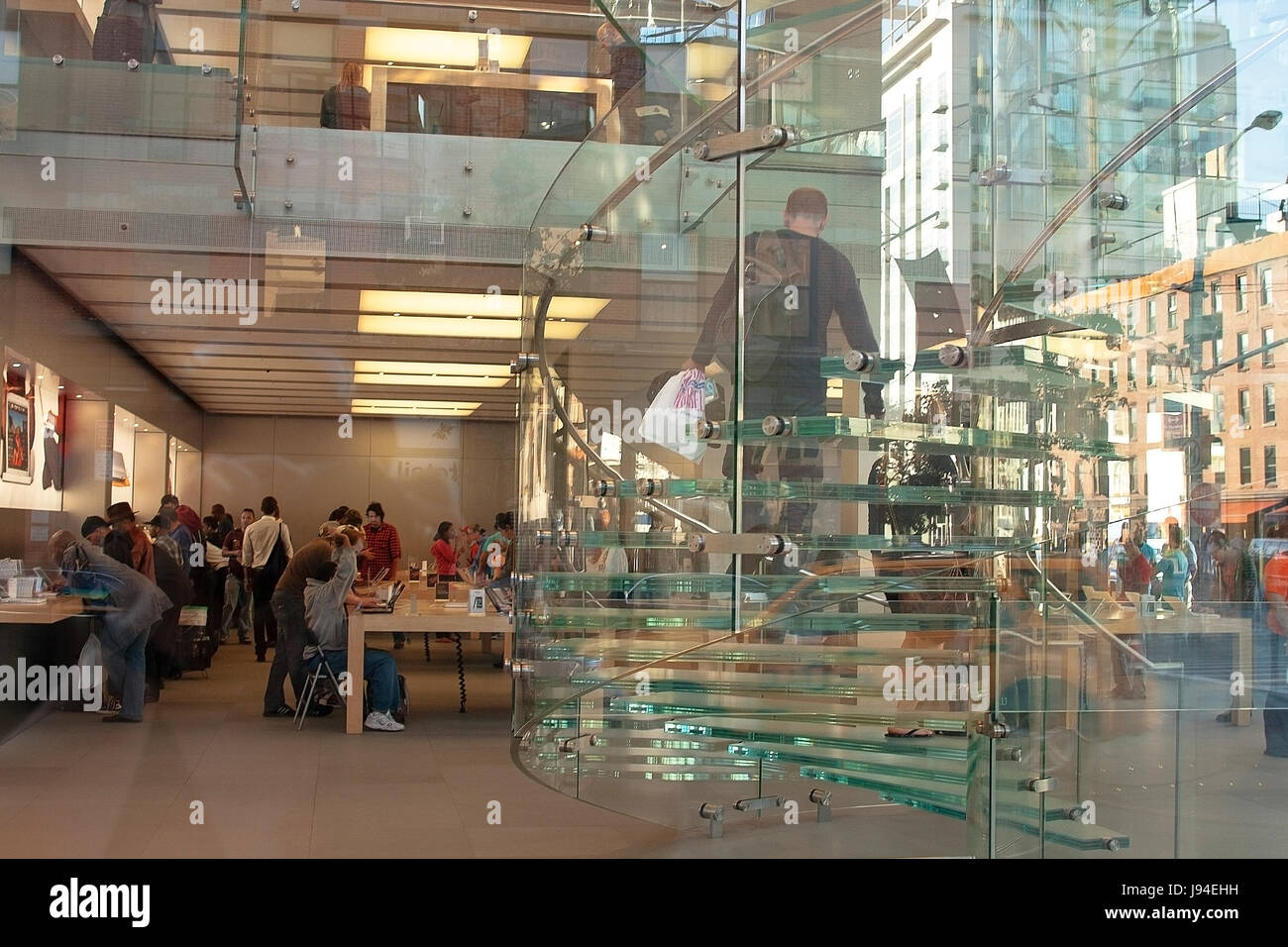 Apple Store On 5th Avenue In New York Stock Photo 143314125