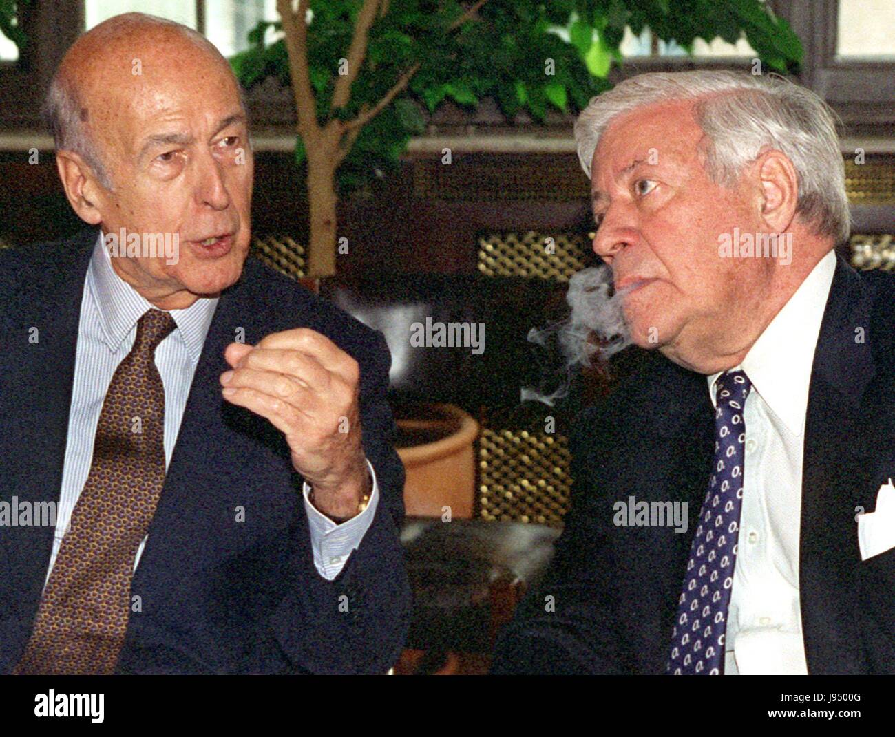Former German Chancellor Helmut Schmidt (r) and former French President Valery Giscard d'Estaing (l) on 13 July 1998 in Bremen 20 years after they started the initiative for the European Monetary System. | usage worldwide Stock Photo