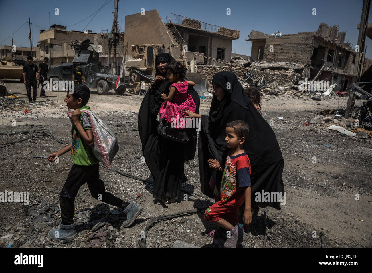 Civilians flee heavy fighting between the Iraqi army and terrorist group Islamic State (IS) in Al-Zinjili, west Mosul, Iraq, 4 June 2017. Photo: Andrea DiCenzo/dpa Stock Photo