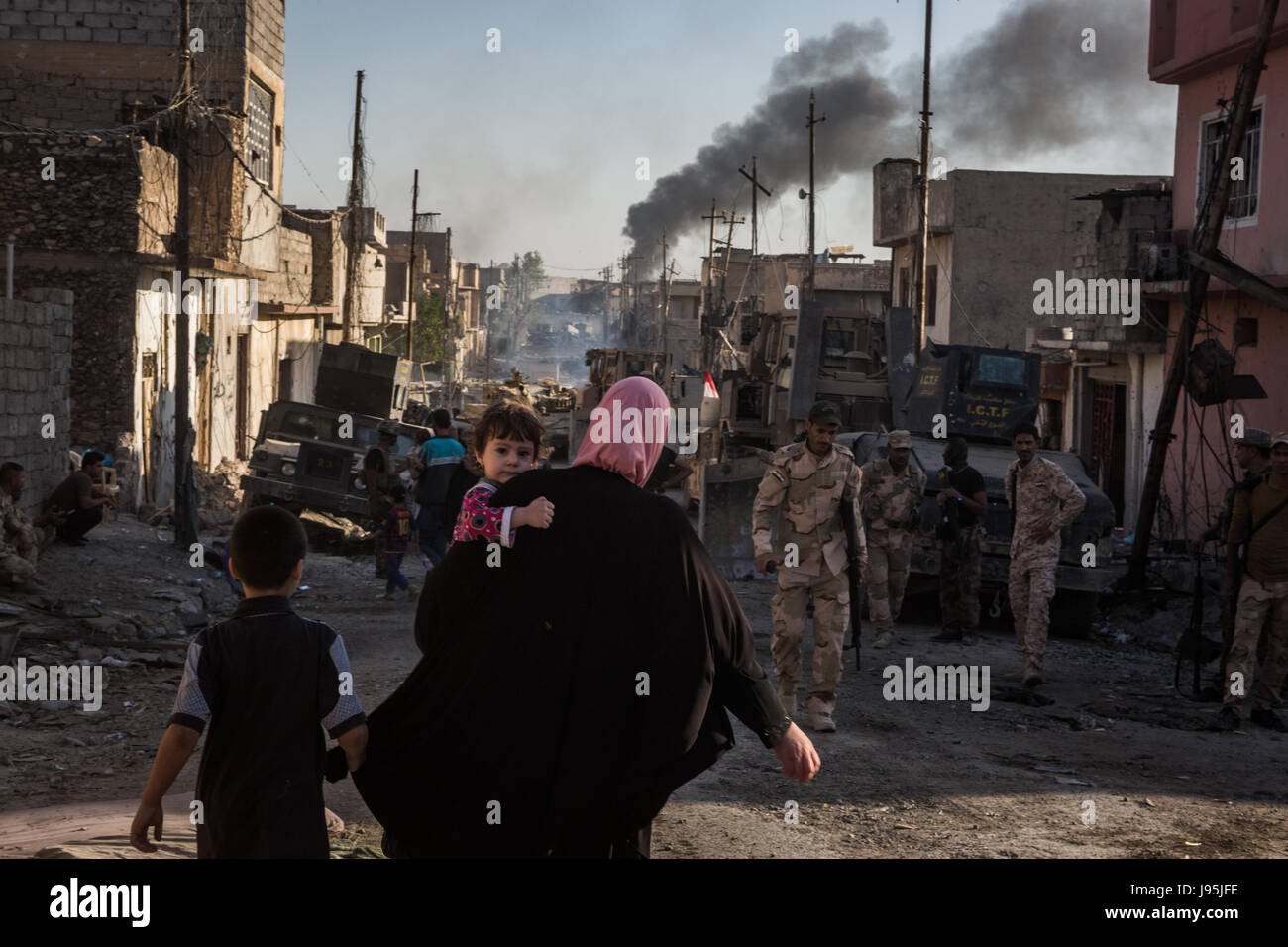 Civilians flee heavy fighting between the Iraqi army and terrorist group Islamic State (IS) in Al-Zinjili, west Mosul, Iraq, 4 June 2017. Photo: Andrea DiCenzo/dpa Stock Photo